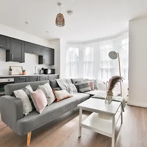 Stayright Spacious With Private Parking- 15-minute Stroll To Town Centre Cardiff
